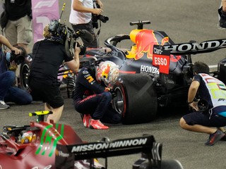 Max Verstappen po triumfe v Abú Zabí v roku 2021.