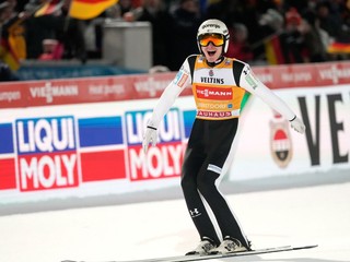 Domen Prevc zo Slovinska po svojom skoku na prvom podujatí Turné štyroch mostíkov v Oberstdorfe.