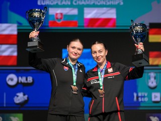Na snímke zľava slovenská stolná tenistka Tatiana Kukuľková a Poľka Natalia Bajorová.