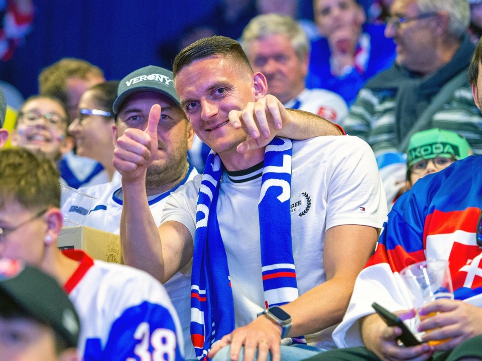 Róbert Polievkana tribúne počas zápasu Slovensko - Kazachstan na MS v hokeji 2024