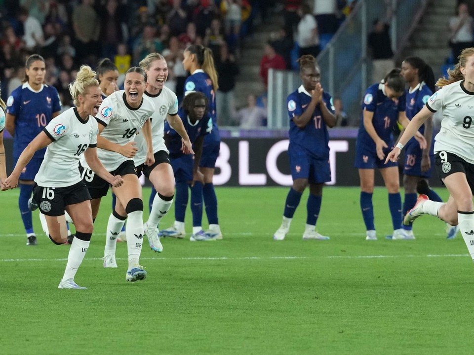 Futbalistky Nemecka oslavujú postup do semifinále EURO žien 2025. 