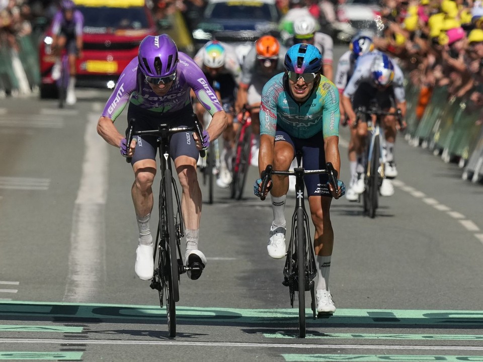 Mauro Schmid a Harold Tejada v cieli 13. etapy na Tour de France 2026.