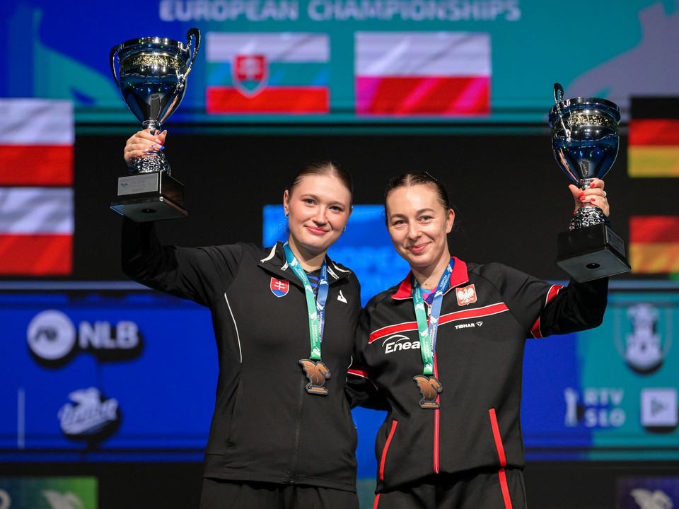 Na snímke zľava slovenská stolná tenistka Tatiana Kukuľková a Poľka Natalia Bajorová.