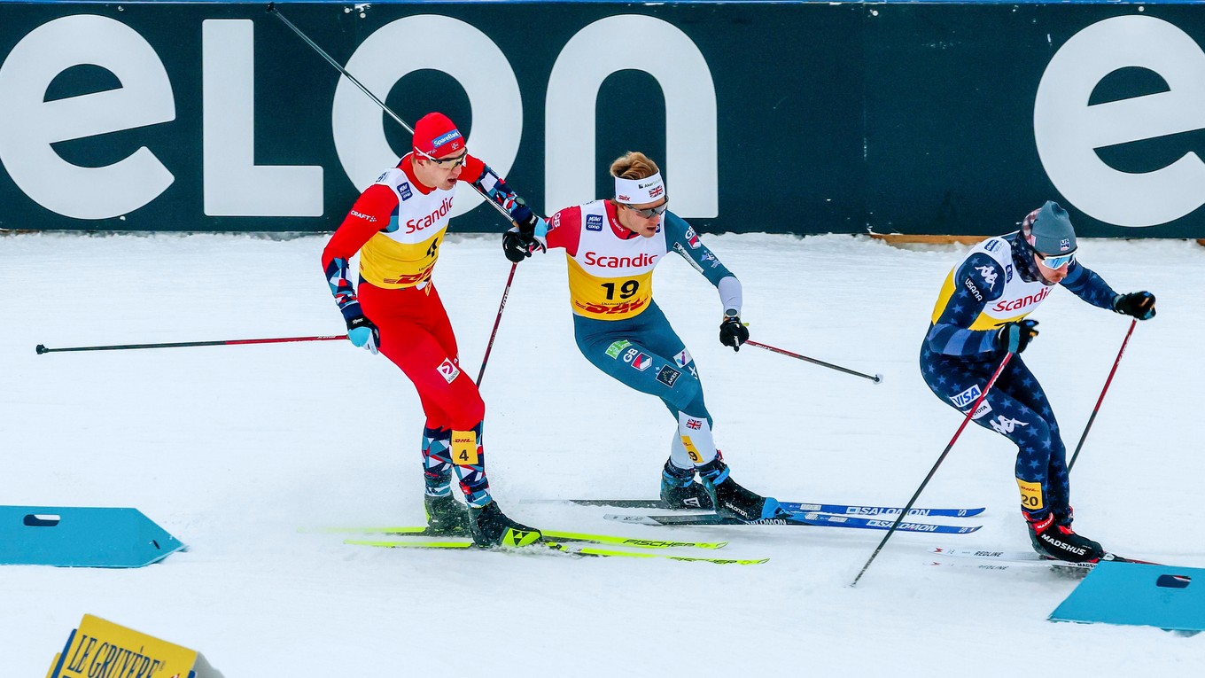 Momentka zo šprintu mužov v rámci Svetového pohára v bežeckom lyžovaní.