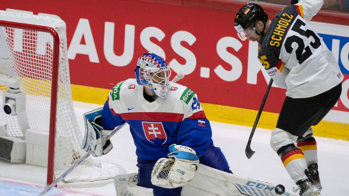 Brankár Patrik Rybár a Daniel Schmolz v zápase Slovensko - Nemecko na MS v hokeji 2022.