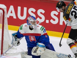 Brankár Patrik Rybár a Daniel Schmolz v zápase Slovensko - Nemecko na MS v hokeji 2022.