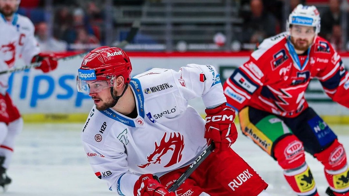 Slovenský hokejista Libor Hudáček počas finálovej série medzi Třincom a Pardubicami.