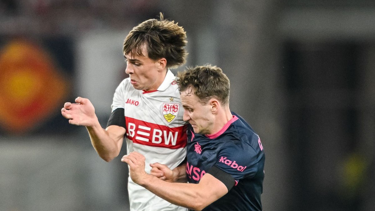 KK53 Stuttgart - Slovenský futbalista Leo Sauer (vľavo) zo Stuttgartu a Peter Christiansen z Vikingu.