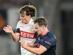 KK53 Stuttgart - Slovenský futbalista Leo Sauer (vľavo) zo Stuttgartu a Peter Christiansen z Vikingu.