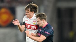 KK53 Stuttgart - Slovenský futbalista Leo Sauer (vľavo) zo Stuttgartu a Peter Christiansen z Vikingu.