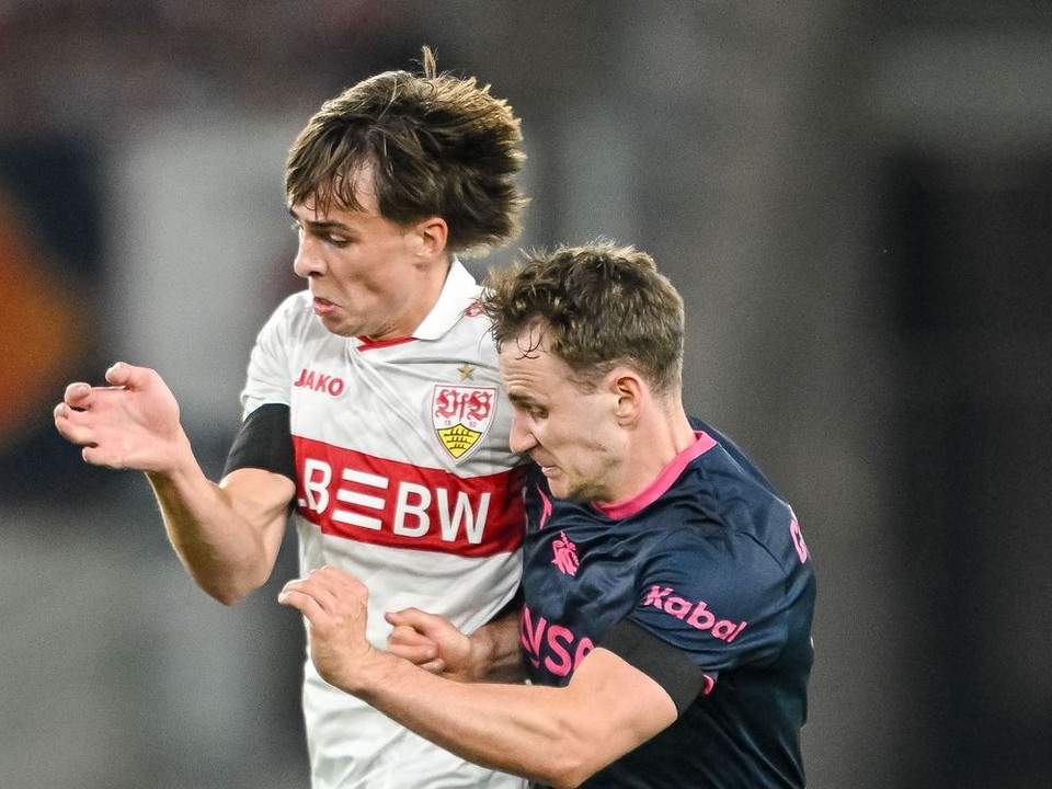 KK53 Stuttgart - Slovenský futbalista Leo Sauer (vľavo) zo Stuttgartu a Peter Christiansen z Vikingu.