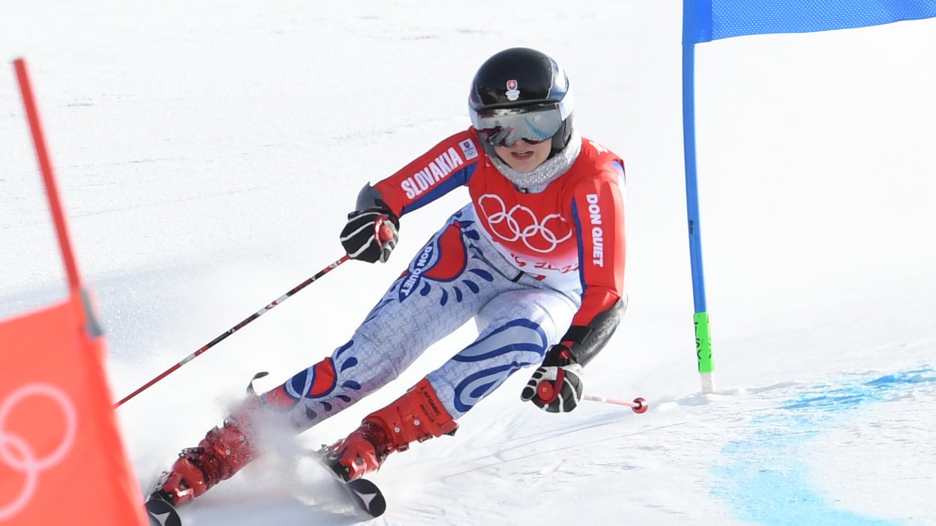 Rebeka Jančová počas obrovského slalomu na ZOH 2022 v Pekingu.