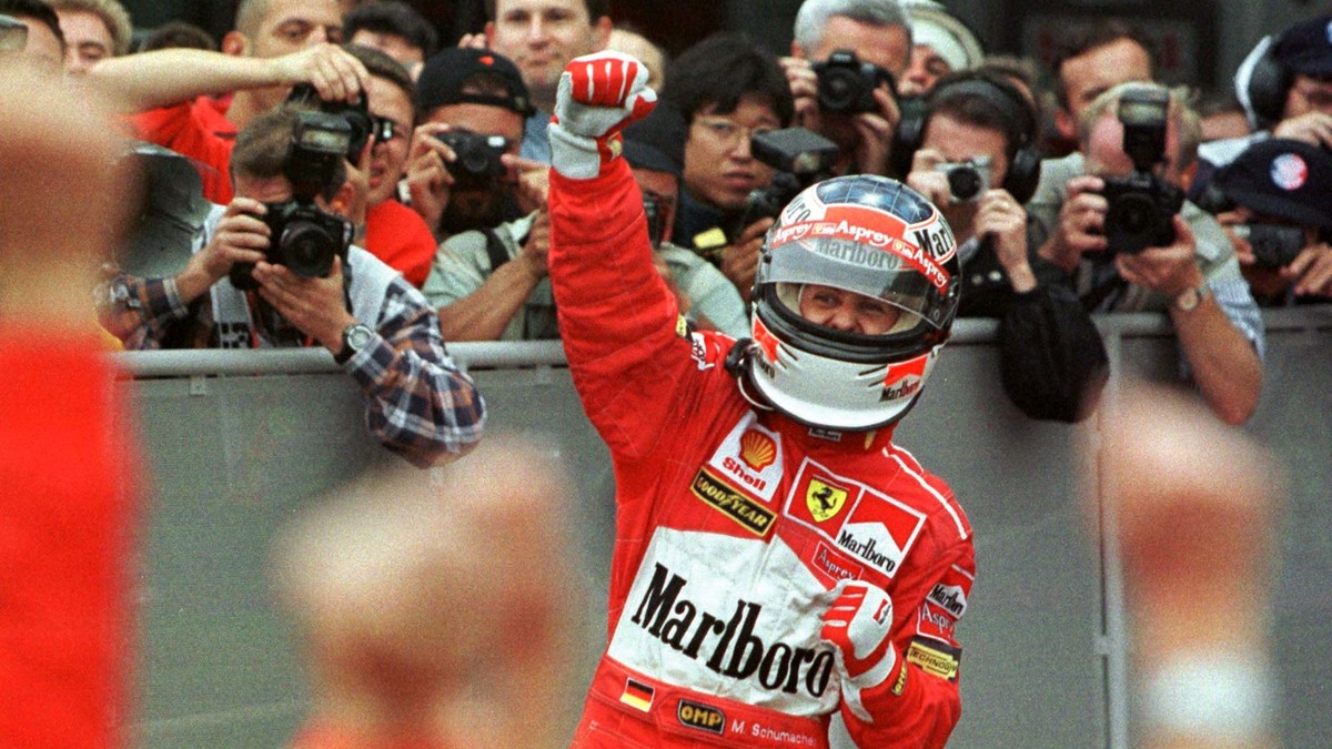 Michael Schumacher vo farbách Ferrari.