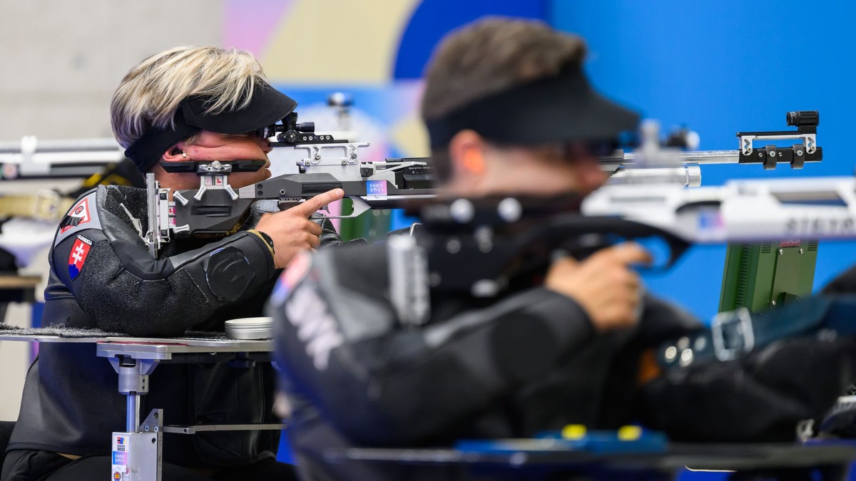 Slovenskí reprezentanti v parastreľbe Radoslav Malenovský a za ním Veronika Vadovičová