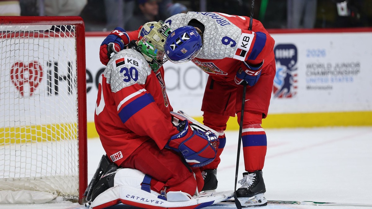 Český brankár Michal Oršulák (30) a obranca Vladimír Dravecký (9) po finálovej prehre so Švédskom.