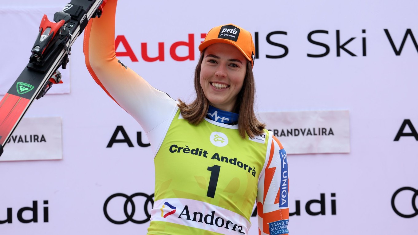 Petra Vlhová sa teší z víťazstva vo finálovom slalome Svetového pohára v andorrskom Soldeu 2023.