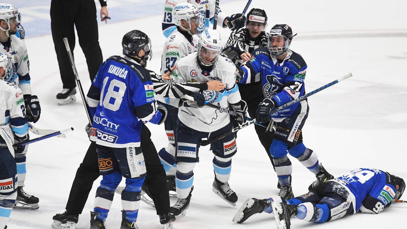 Šarvátka v druhom zápase štvrťfinále play off hokejovej Tipos extraligy medzi HK Poprad - HK Nitra.