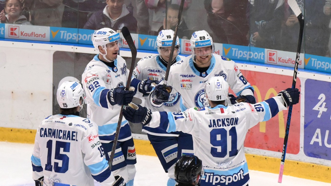 Radosť hráčov Nitry po góle v zápase 6. kola hokejovej Tipsport ligy medzi HK Nitra a HC Košice.