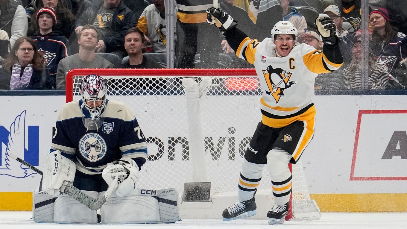 Kapitán Pittsburghu Sidney Crosby sa teší z gólu v zápase proti Columbusu. 