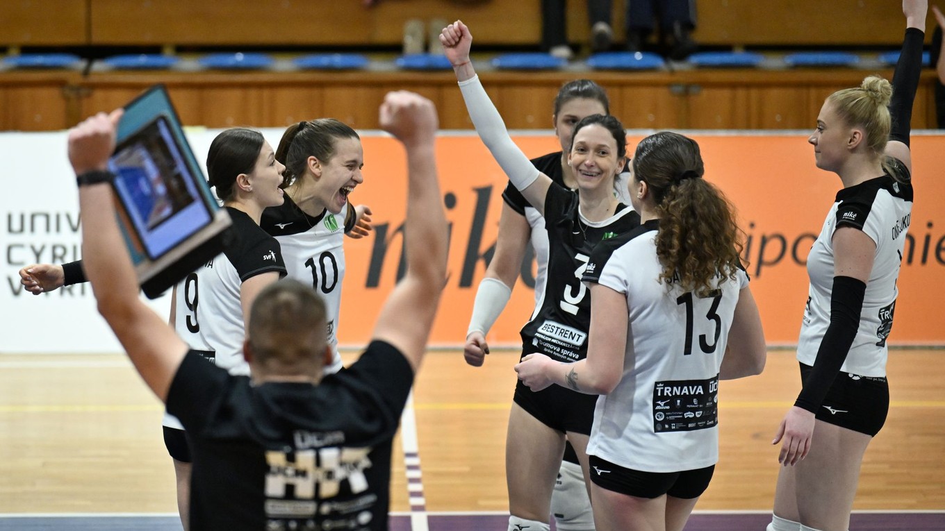 Na snímke radosť hráčok Trnavy po získaní bodu počas zápasu dohrávky 12. kola volejbalovej Niké extraligy žien medzi HIT UCM Trnava a VK Pirane Brusno v Trnave v stredu 21. januára 2026. FOTO TASR - Lukáš Grinaj

- Slovensko
- SR
- SK
- šport
- volejbal
- Trnava 
- TTX
- 12.
- kolo
- Niké
- extraliga
- ženy