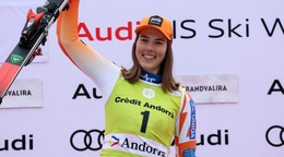 Petra Vlhová sa teší z víťazstva vo finálovom slalome Svetového pohára v andorrskom Soldeu 2023.