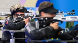 Slovenskí reprezentanti v parastreľbe Radoslav Malenovský a za ním Veronika Vadovičová