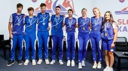 Slovenskí reprezentanti v rýchlostnej kanoistike zľava Teo Lukáč, Jakub Bartolčič, Oskar Ďurčo a Máté Marsal a slovenské reprezentantky v rýchlostnej kanoistike Bianka Sidová, Hana Gavorová,  Sofia Bergendi a Réka Bugár