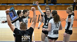 Na snímke radosť hráčok Trnavy po získaní bodu počas zápasu dohrávky 12. kola volejbalovej Niké extraligy žien medzi HIT UCM Trnava a VK Pirane Brusno v Trnave v stredu 21. januára 2026. FOTO TASR - Lukáš Grinaj

- Slovensko
- SR
- SK
- šport
- volejbal
- Trnava 
- TTX
- 12.
- kolo
- Niké
- extraliga
- ženy