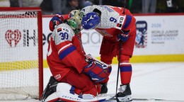 Český brankár Michal Oršulák (30) a obranca Vladimír Dravecký (9) po finálovej prehre so Švédskom.