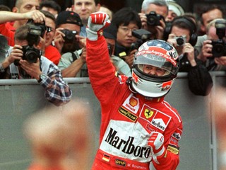 Michael Schumacher vo farbách Ferrari.
