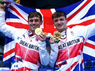 Tom Daley (vľavo) a Matty Lee sa tešia zo zlatých medailí v skokoch z 10 m veže na olympiáde v Tokiu 2020. 