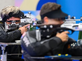 Slovenskí reprezentanti v parastreľbe Radoslav Malenovský a za ním Veronika Vadovičová