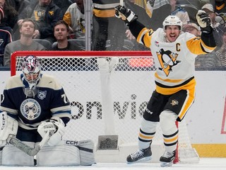 Kapitán Pittsburghu Sidney Crosby sa teší z gólu v zápase proti Columbusu. 