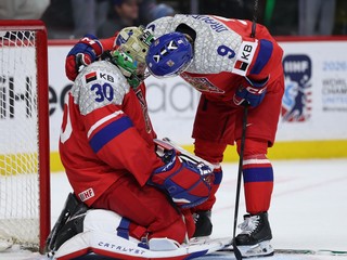 Český brankár Michal Oršulák (30) a obranca Vladimír Dravecký (9) po finálovej prehre so Švédskom.