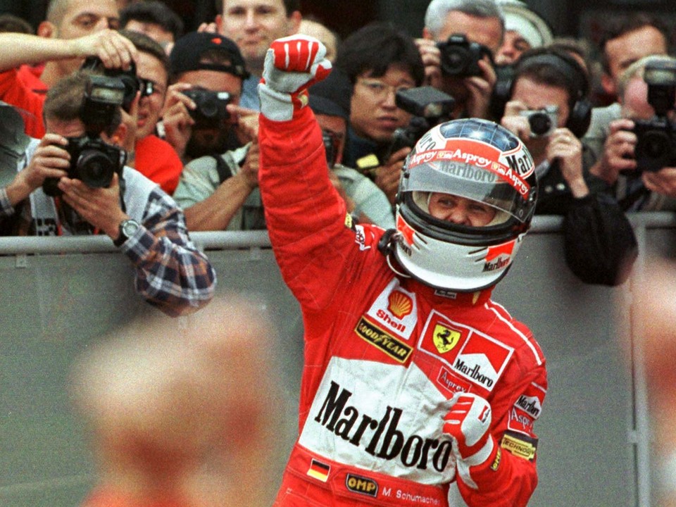 Michael Schumacher vo farbách Ferrari.