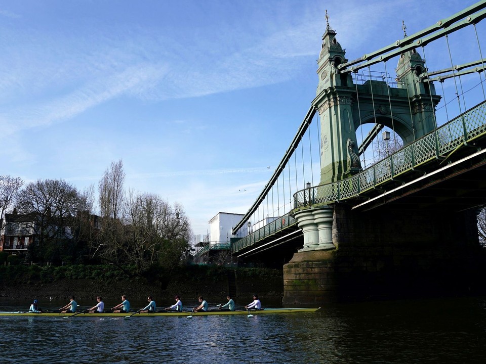 Tadičné preteky osemveslíc Oxford vs. Cambridge na rieke Temža.