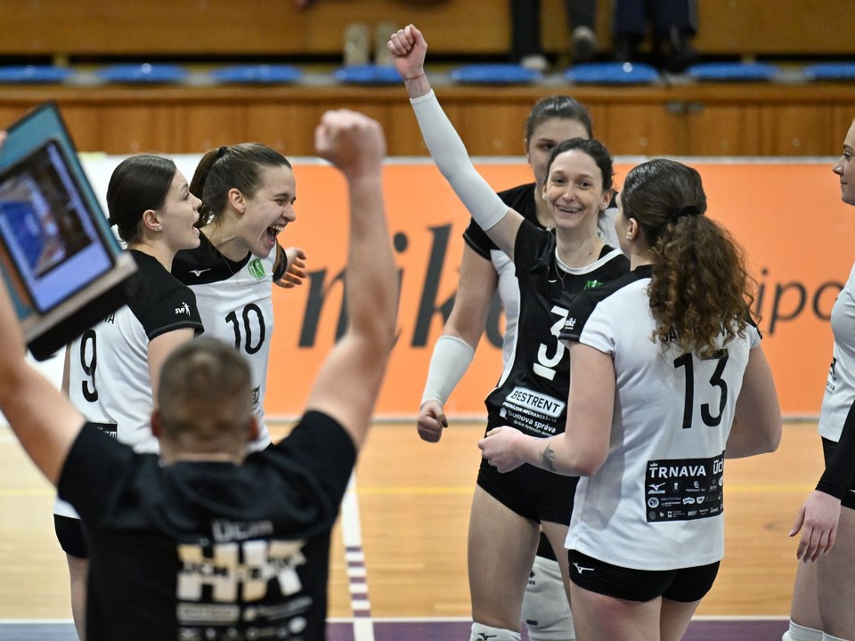 Na snímke radosť hráčok Trnavy po získaní bodu počas zápasu dohrávky 12. kola volejbalovej Niké extraligy žien medzi HIT UCM Trnava a VK Pirane Brusno v Trnave v stredu 21. januára 2026. FOTO TASR - Lukáš Grinaj

- Slovensko
- SR
- SK
- šport
- volejbal
- Trnava 
- TTX
- 12.
- kolo
- Niké
- extraliga
- ženy