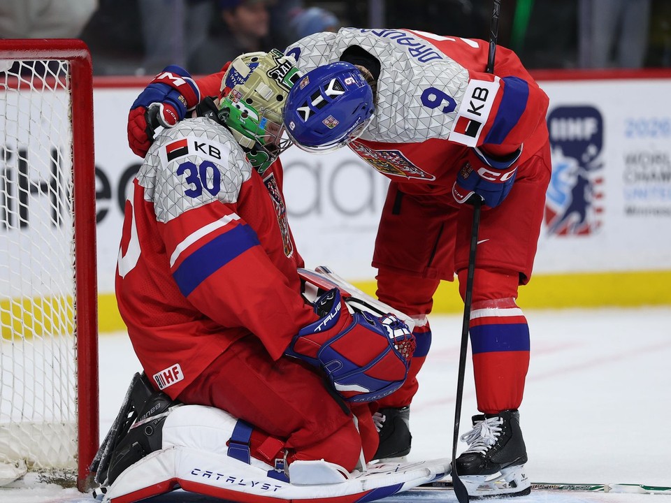 Český brankár Michal Oršulák (30) a obranca Vladimír Dravecký (9) po finálovej prehre so Švédskom.