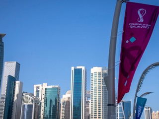 Vlajka, ktorá propaguje MS vo futbale 2022, veje na stožiari v katarskej Dauhe.