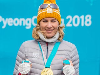 Anastasia Kuzminová pózuje s medailami na ZOH 2018 v Pjongčangu.