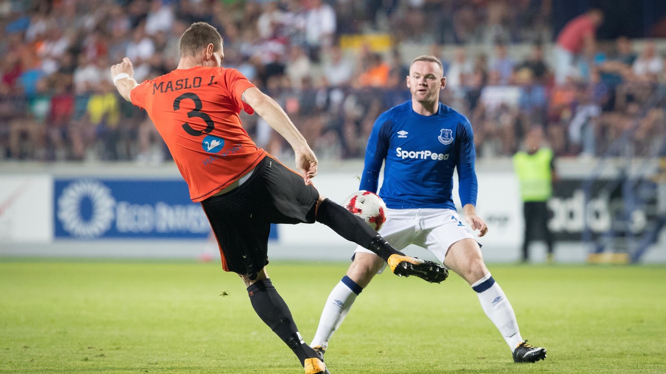 Ján Maslo a Wayne Rooney v odvete 3. predkola Európskej ligy MFK Ružomberok - FC Everton v roku 2017.