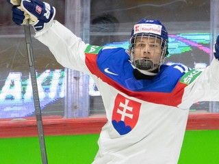 Adam Sýkora sa teší po góle do siete Talianska na MS v hokeji 2022.