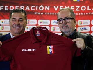 Tréner José Peseiro (vľavo) nastúpil na lavičku Venezuely vo februári 2021.