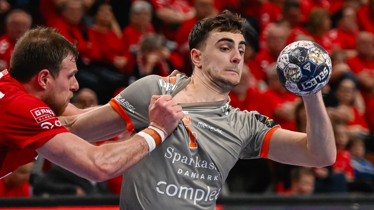 Vpravo Mads Hoxer z Aalborgu v zápase Ligy majstrov.