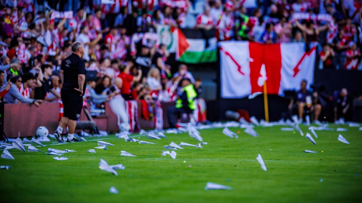 Fanúšikovia Rayo Vallecano zahádzali ihrisko papierovými lietadielkami