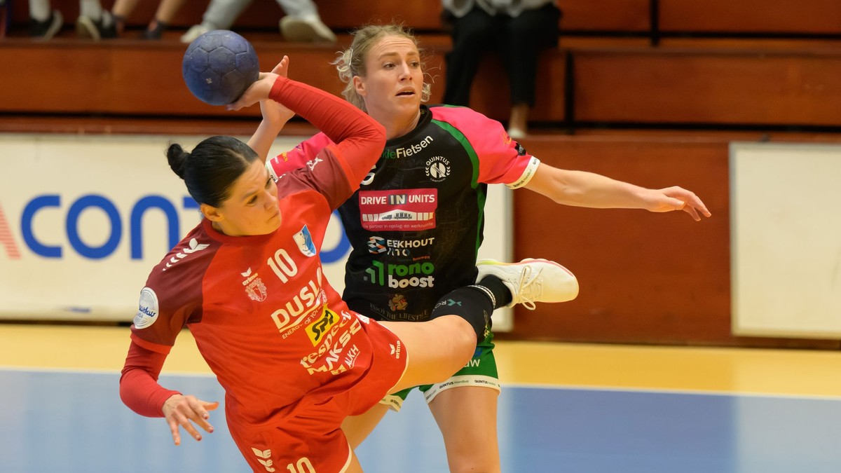 Na snímke zľava Katarína Pócsíková (Šaľa) a Tess Knapová (Quintus) v odvete 2. kola Európskeho pohára EHF v hádzanej žien.