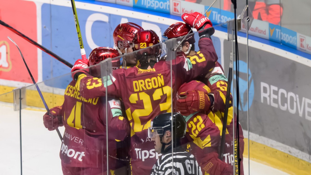 Hráči Trenčína sa tešia z gólu v zápase hokejovej Tipsport ligy.