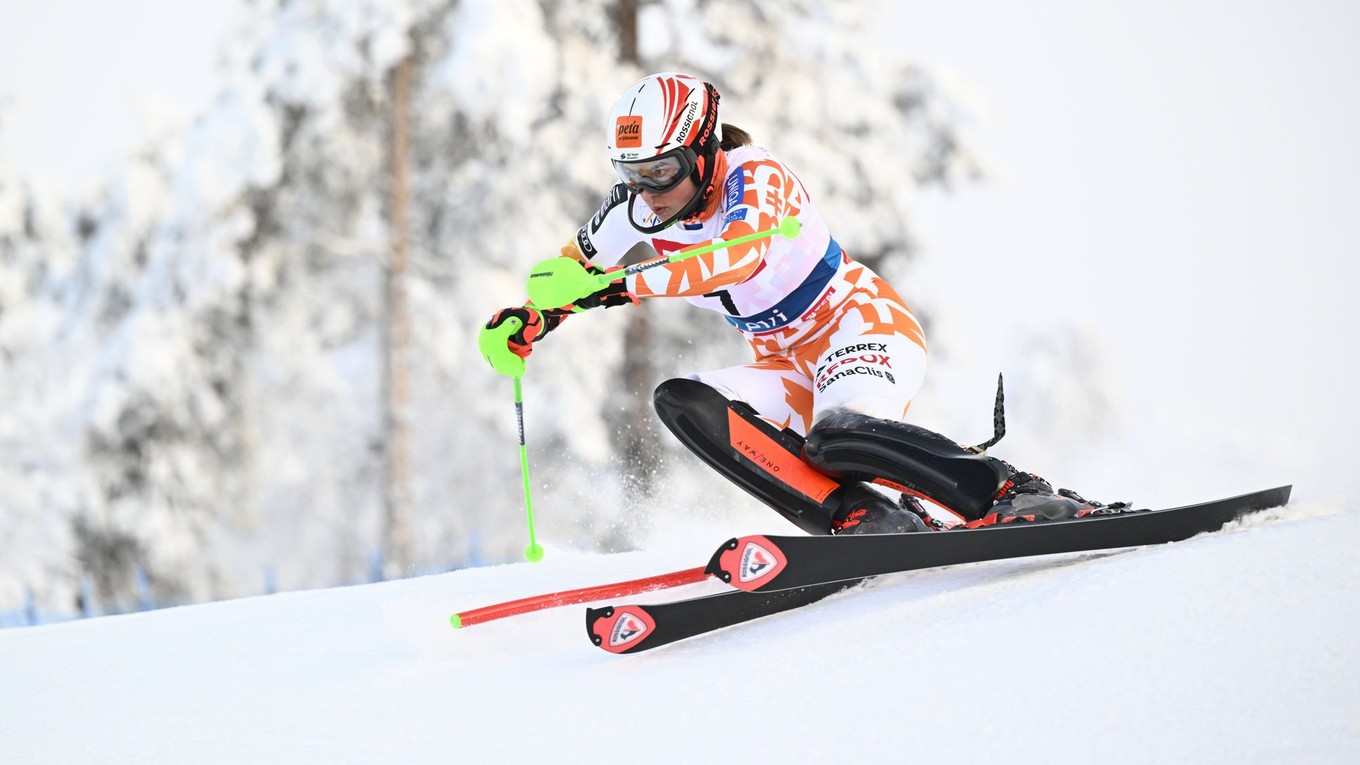 Slovenská lyžiarka Petra Vlhová počas slalomu vo fínskom Levi.