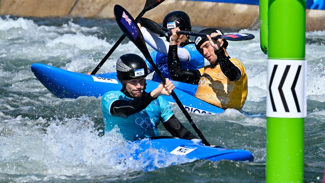 Uprostred slovenský vodný slalomár Jakub Grigar.