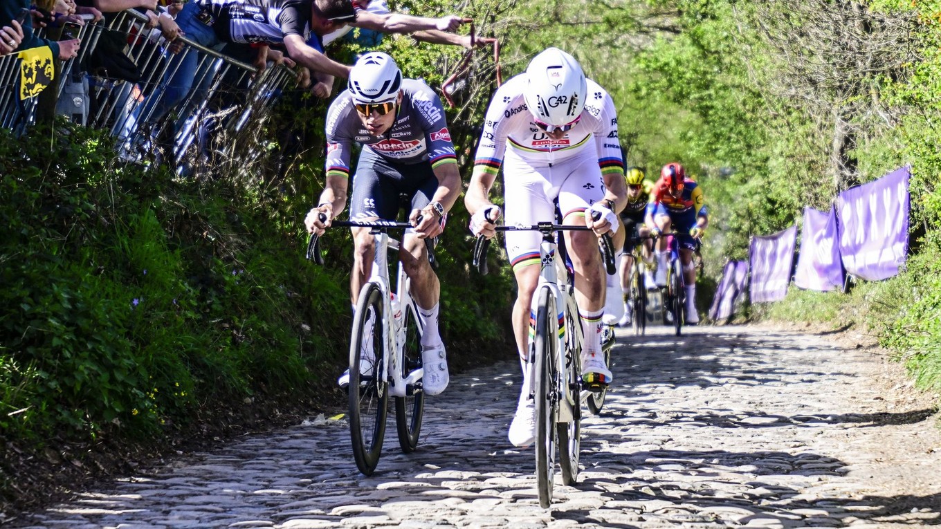 Tadej Pogačar (vpravo) a Mathieu van der Poel počas klasiky Okolo Flámska 2025.